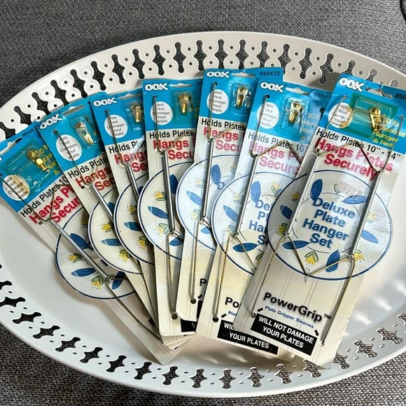 Set of 7 deluxe 10”-14” plate hanger set.