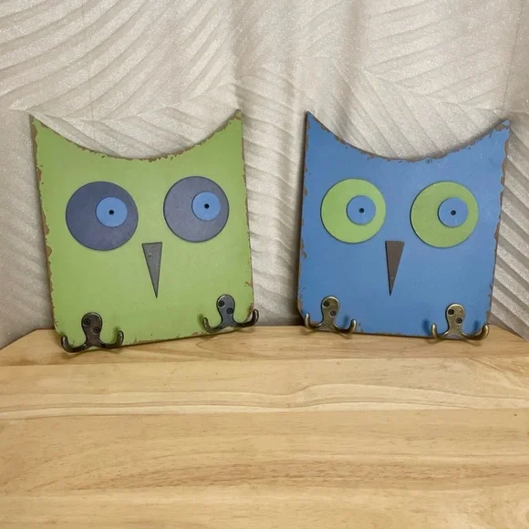2 Wood Owl Wall Plaques Green & Blue with Hooks Coat Hat Jewelry Distressed