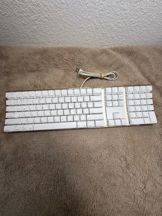 Apple A1048 Wired USB Keyboard