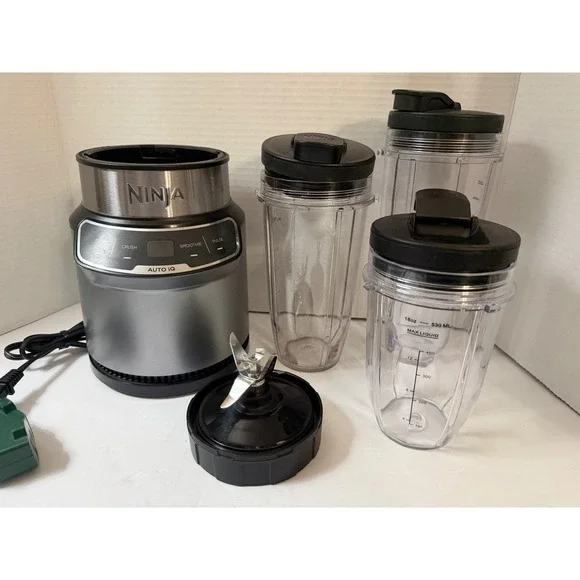 Ninja Nutri-Blender Pro‎ BN401 Auto-iQ 1000W Personal Blender Silver & 3 Cup Set