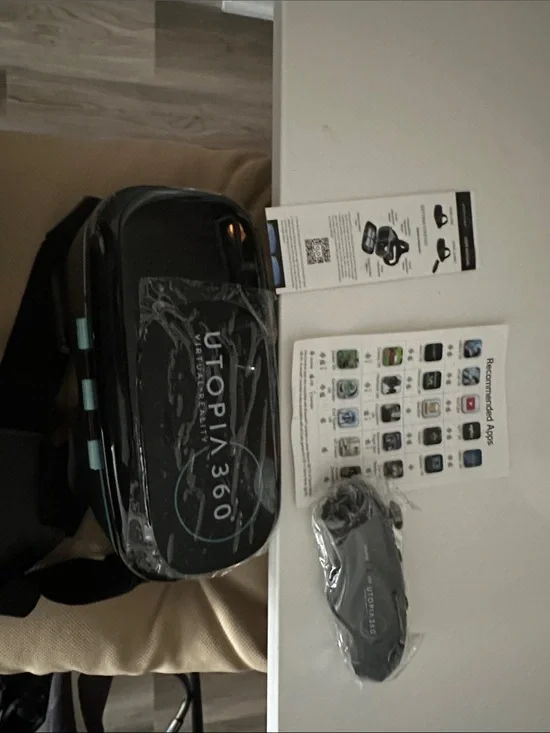 Utopia 360 VR Headset with Remote - Black and Teal
