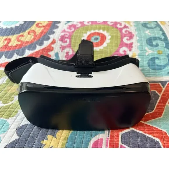 Samsung Gear VR Virtual Reality Headset Powered by Oculus