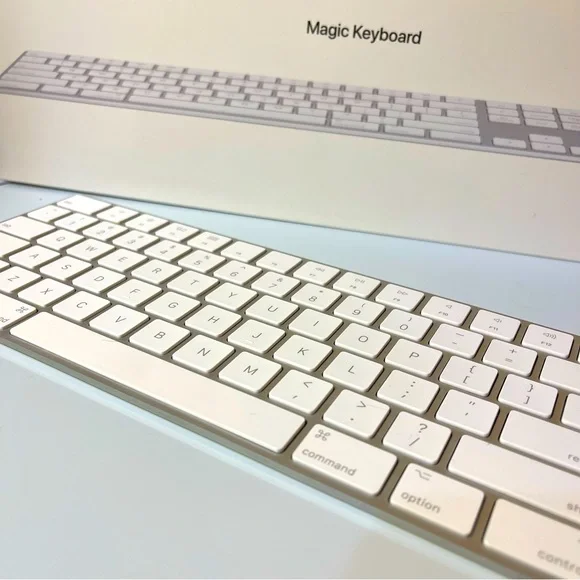 APPLE Magic Keyboard with Numeric Keypad US English White Wireless Chargable