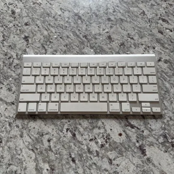 OEM Genuine Apple A1314 Wireless Bluetooth Keyboard - Silver/White - Great Cond