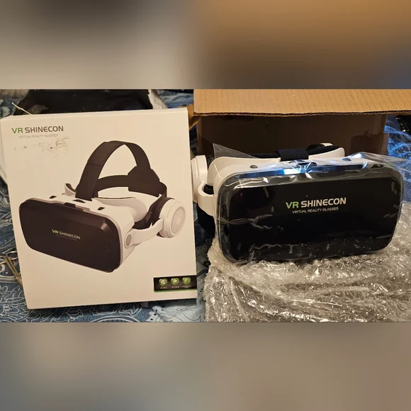 Black and White Virtual Reality Headset