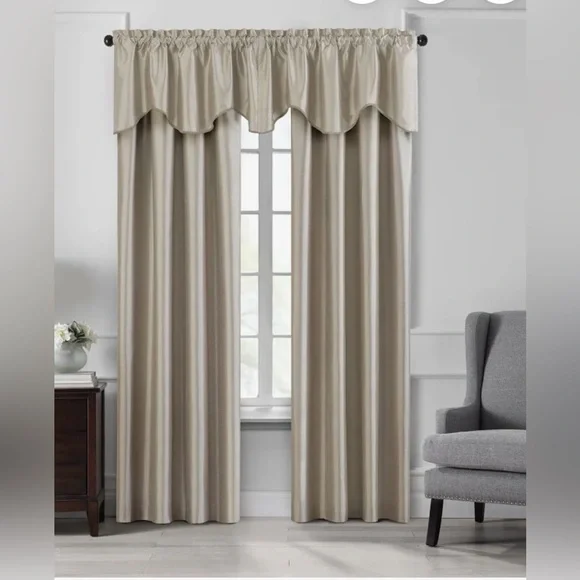 Elrene Home Fashions Colette Faux Silk Scalloped 21-in Ivory rod pocket valance