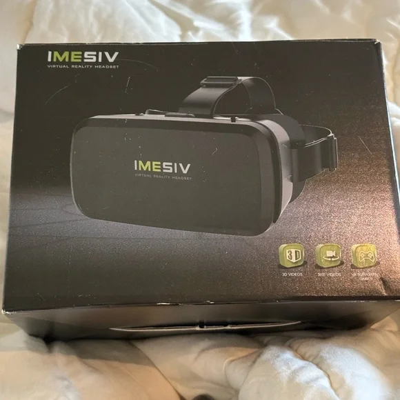 Black Virtual Reality Headset & VR Shinecon controller
