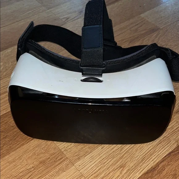 Samsung VR Headset in Black and White