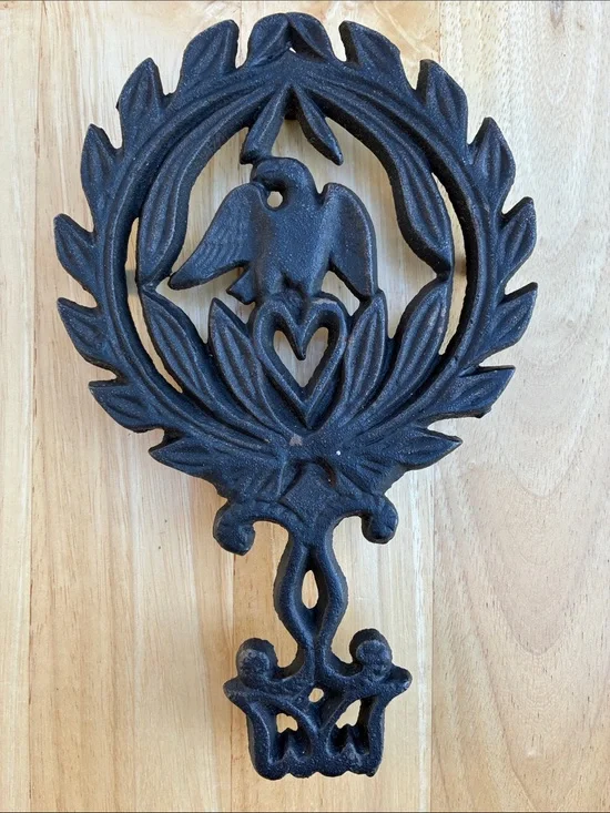 Cast Iron trivet. Eagle. Heart leaves vintage