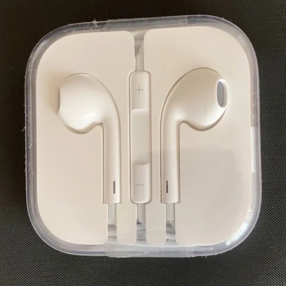 Apple ear pods with 3.5 mm jack for older I phones ear pods sealed unused item