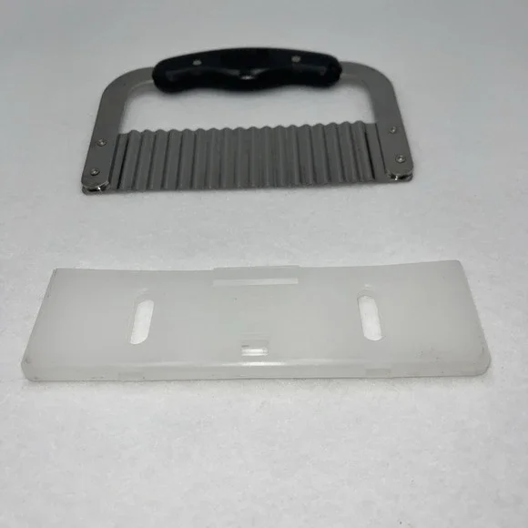 Pampered Chef Stainless‎ Steel Crinkle Cutter with Blade Cover Black Silver