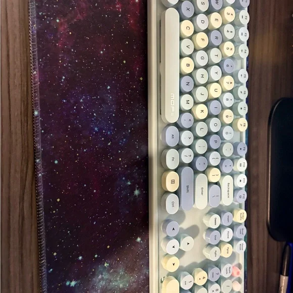 Retro Round-Key Wireless Keyboard in Pastel Gradient