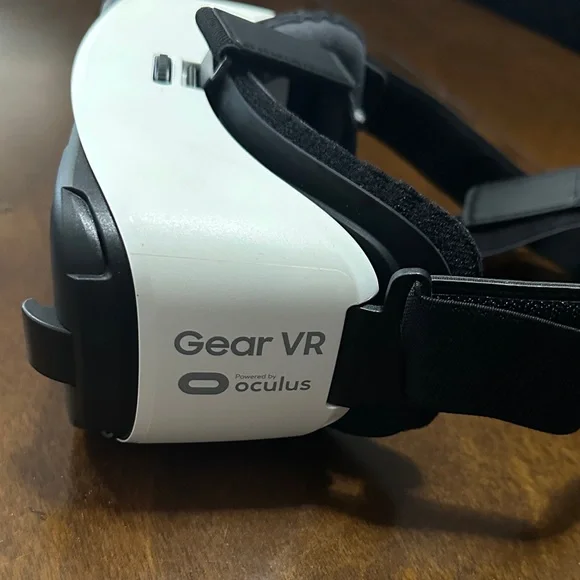 Samsung Gear VR Headset - Black and White