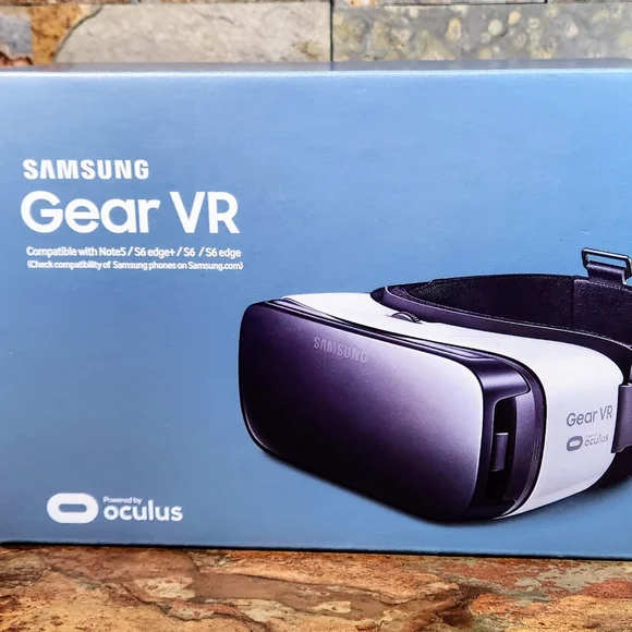 Samsung Gear VR Headset • Powered By Oculus • Fits Older Cell Phones