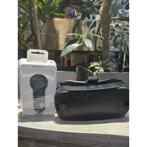 Samsung Gear VR Headset With Controller
