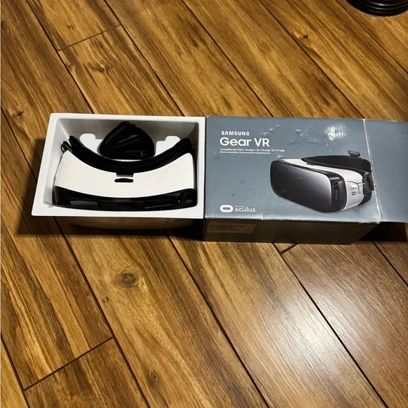 Samsung Smartphone VR Headset Black and White Model SM-R322