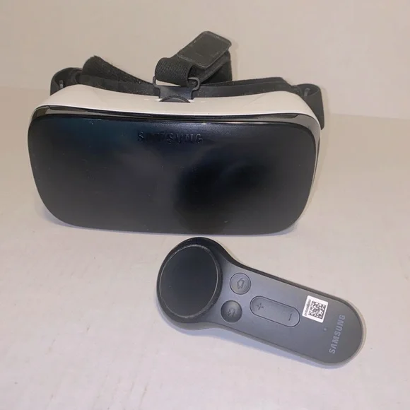 Samsung Gear VR SM-R322 Headset & Controller Powered by Oculus
