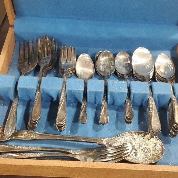 Vtg WM rogers and son flatware set svc for 8
