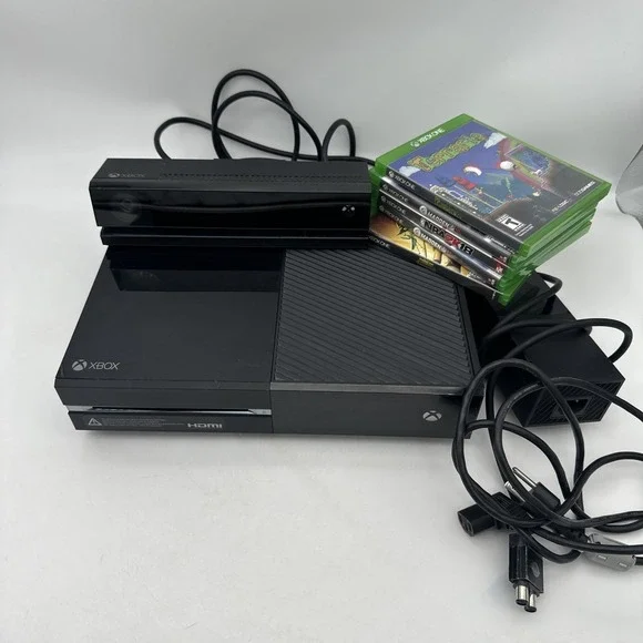 Microsoft Xbox One 1540 Console Bundle W/Kinect camera Cords No Controller Works