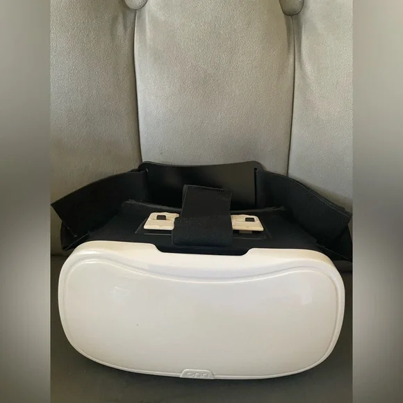ONN White Virtual Reality VR Smartphone Headset for Apple