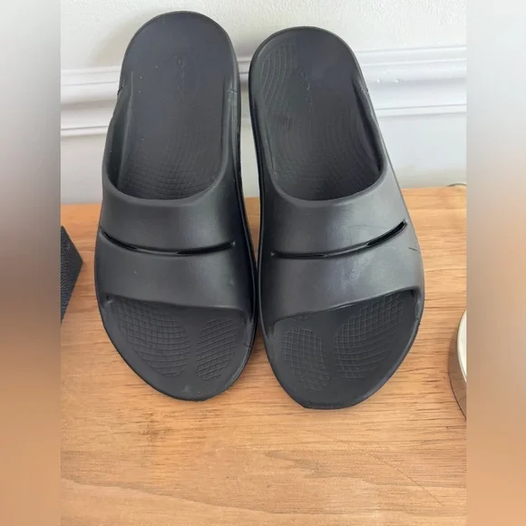 EUC Oofos Black Slides Sandals M10/W12