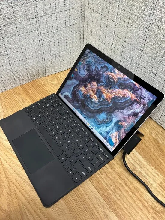 Microsoft Surface Go 2 128GB 8GB RAM Intel m3 Keyboard & Charger