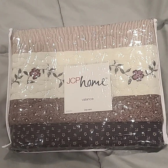 ❤️10/$40 New gorgeous quilted valence floral