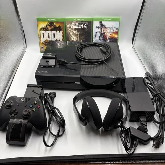 Microsoft Xbox One Model 1540 Console Bundle 500 GB, Controller, Headset 3 Games