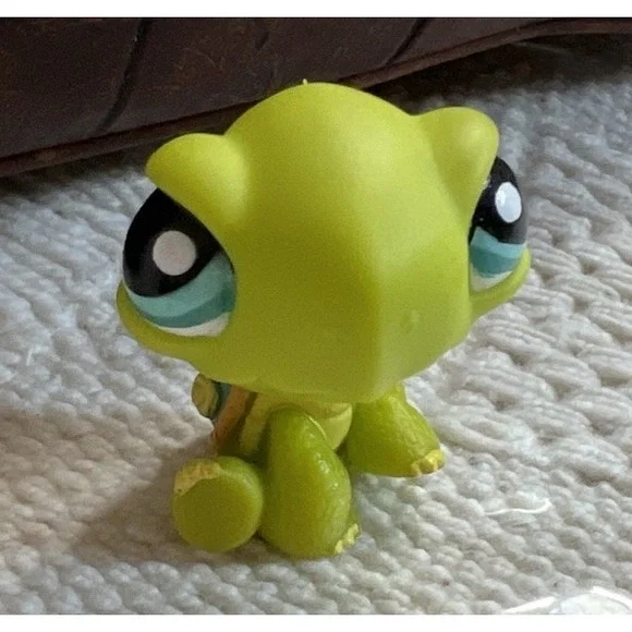 Littlest Pet Shop # 031 Sitting Turtle Green Aqua Eyes‎ LPS Hasbro 2006