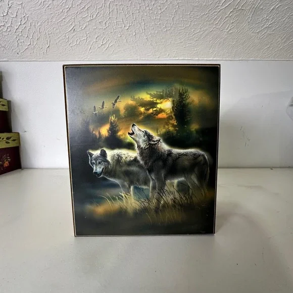 Vintage Kentucky Cedar Wood Wolf Trinket Box Souvenir Howling Wolves Nature Art