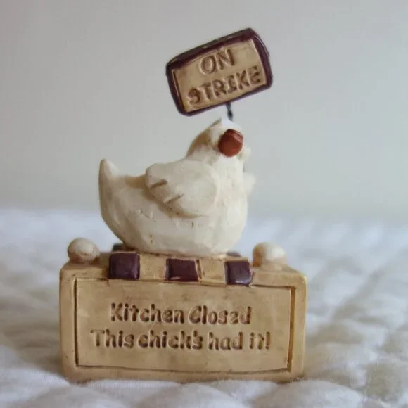 SUZI SKOGLUND Resin Country Chickens “Kitchen Closed” Figurine