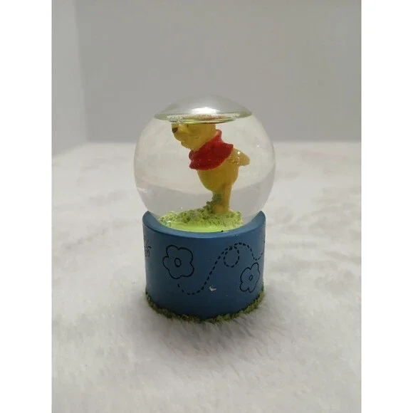 Disney Winnie-the-Pooh Mini Snow globe Smelling Flowers‎