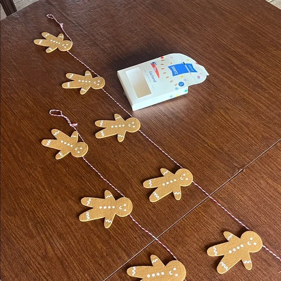 Gingerbread Man Holiday Garland - Brown and White Two 5ft rows