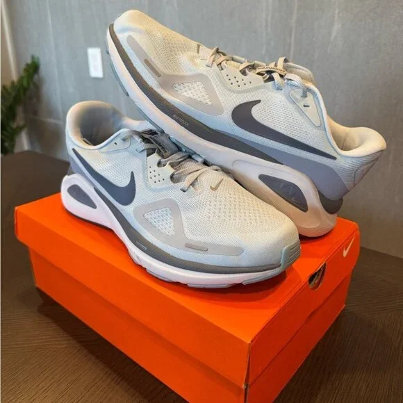 Men’s Nike Structure 26