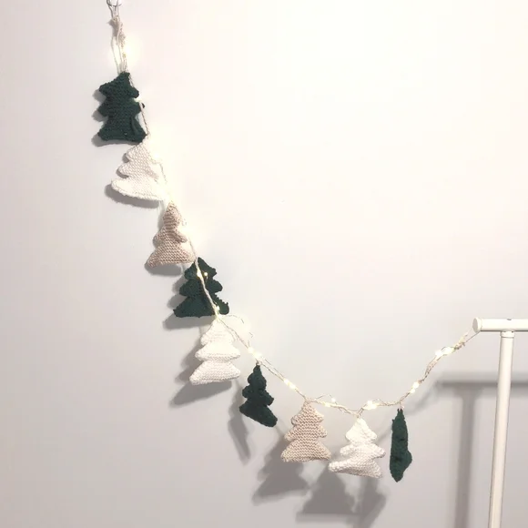 Lights Up **** Knitted Christmas tree garland 🌲❄️⛄🎄