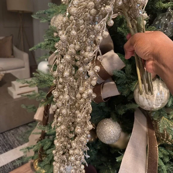 16 elegant picks berries holiday picks