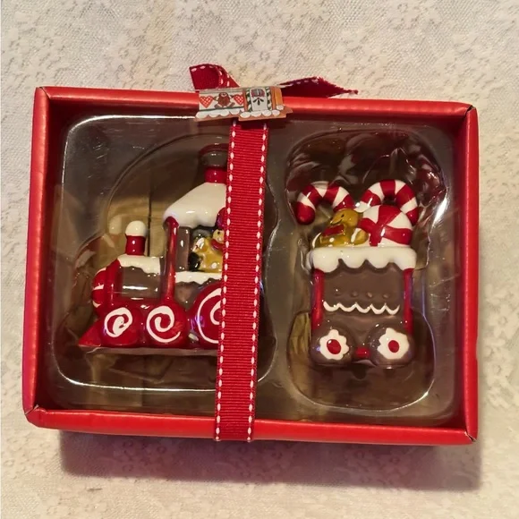 Adorable Blue Sky Salt & Pepper Shakers Clayworks. Christmas New