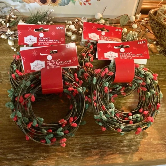 120 ft. Festive Red and Green Garland. 💛final reduction