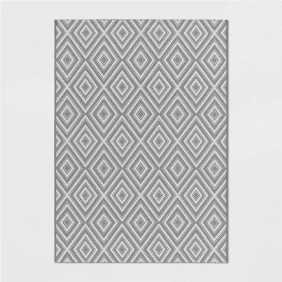 ROOM ESSENTIALS NWT diamond indoor area rug -gray -4x5’6”