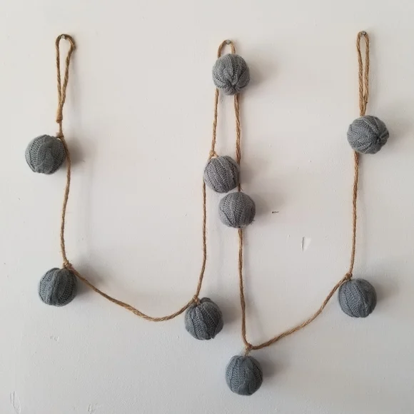 fall/winter garland with crochet pumpkins