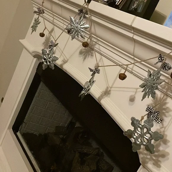 Metal snowflakes garland