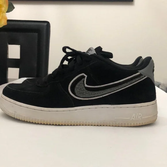 NIKE AIR FORCE 1LV8 GS RUNNING SNEAKERS MENS-BOYS SIZE 7Y