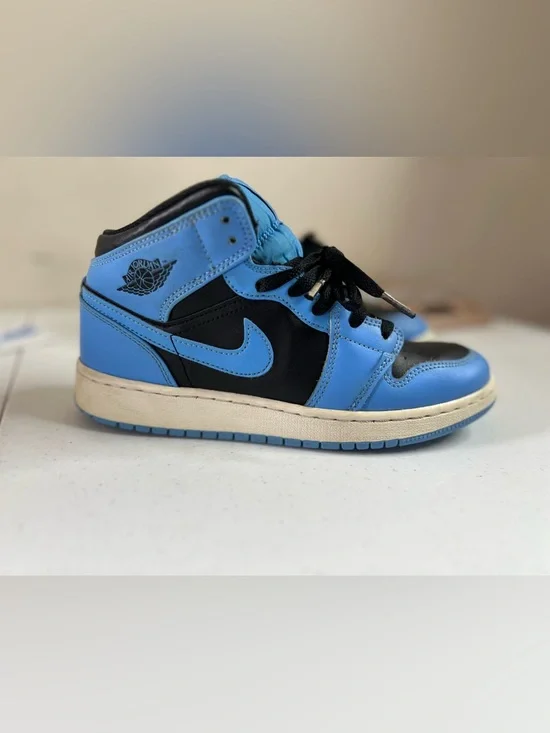 Nike Air Jordan 1 Mid sneakers in the University Blue and Black men’s size 6