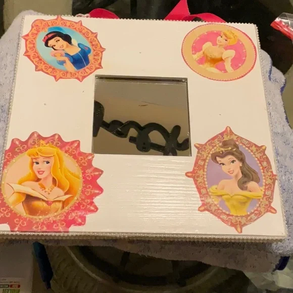 Arts and Crafts Show White Mirror with 4 of the Disney Princesses, NWT