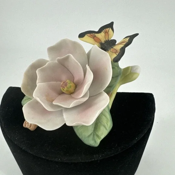 Magnolia w/Butterfly Lefton Figurine 1990s White & Pink GesZ 07957‎ Vintage