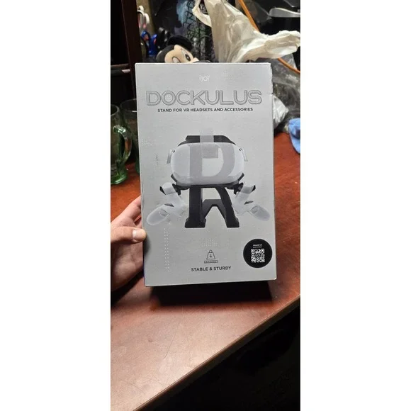 Dockulus stand for VR headsets and accessories