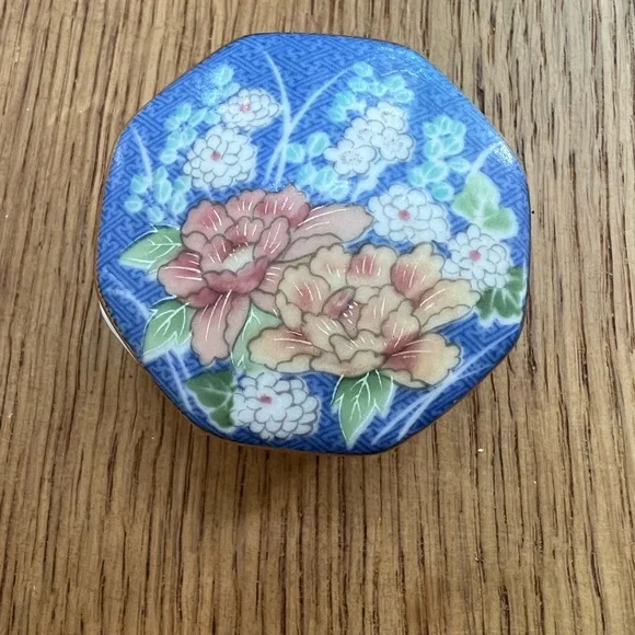 Vintage Echo Takahashi Hand Decorated Porcelain trinket box