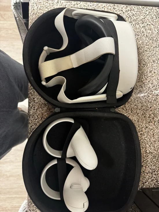 Quest 2 White VR Headset with White Controllers
