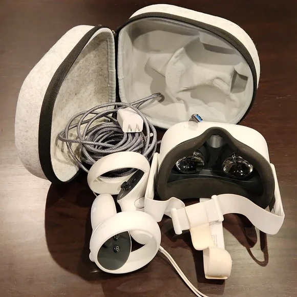 Meta Oculus Quest 2 VR w/ Sarlar carrying case