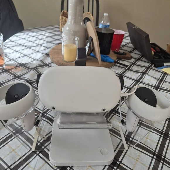 Oculus White VR Headset with Controllers